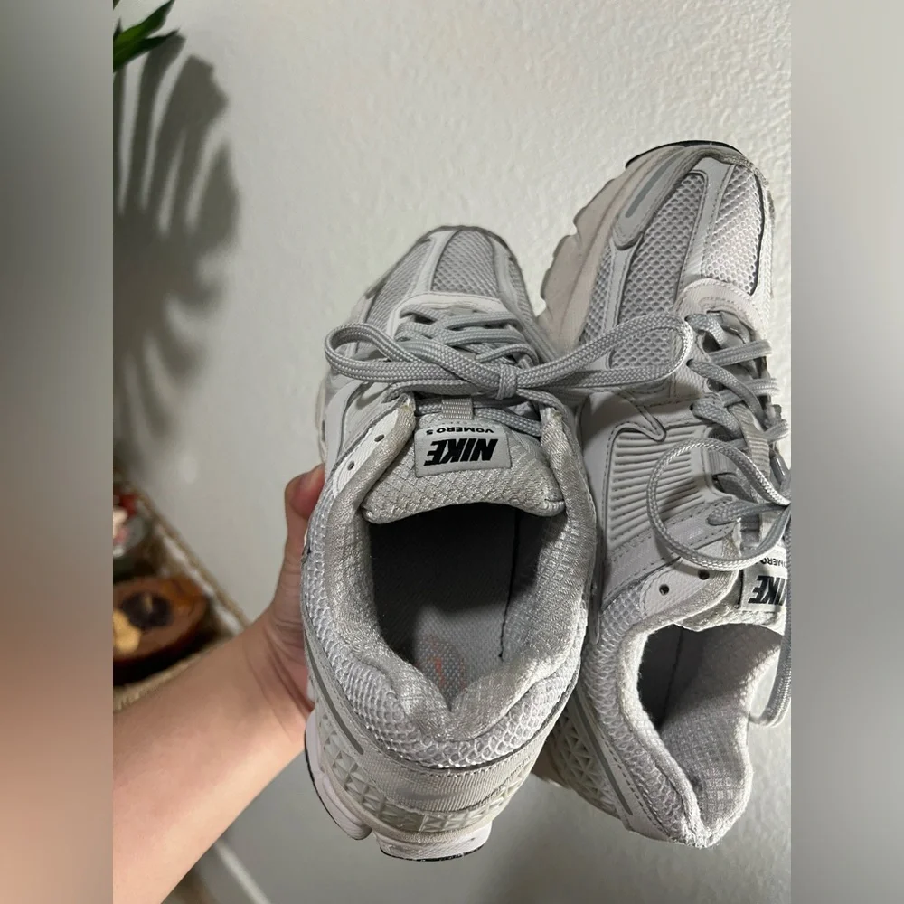 NIKE Zoom Vomero 5 Sneakers - Picture 8 of 12